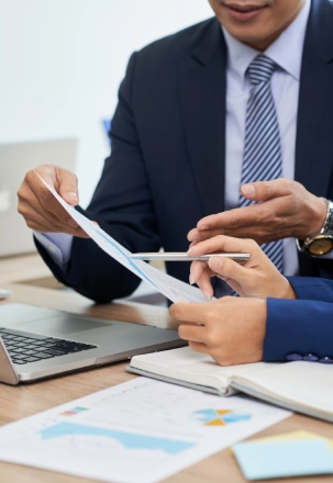 Berater erklärt einem Unternehmer Unternehmensformen und Steuern.